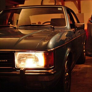 Ford Granada Garagenschnappschuss in der späten Dämmerung