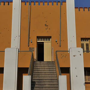 Die Moncada Kaserne ist heute eine Schule.
Die Einschußlöcher von Fiedel sind fein säuberlich restauriert.
9602 h