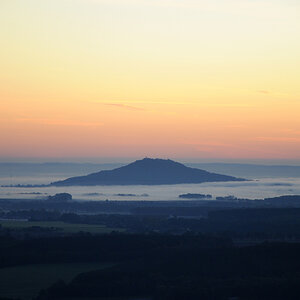 Landeskrone im Morgennebel