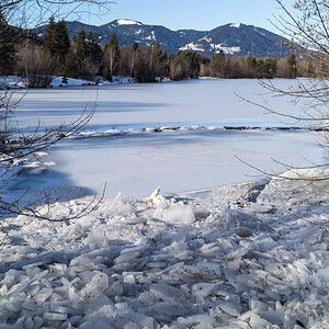 Eisschollen am Bergsee