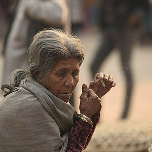 alte Frau Bhaktapur klein