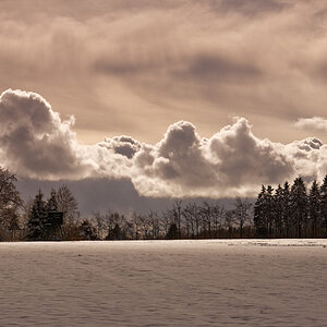 Winter 3153
Plötzlich war der Himmel dicht verhangen...duch ein Wolkenloch viel  ein Lichtstrahl und erzeugte diese Stimmung