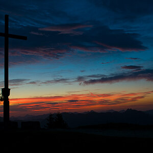Nacht auf dem Gipfel, Brauneck, Gipfelkreuz im morgenrot