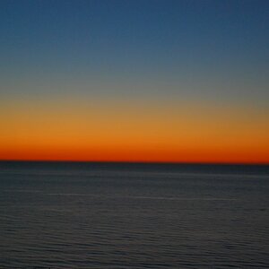 Sonnenuntergang. Hinter dem Horizont brennt es.