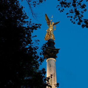 Friedensengel durchs Laub