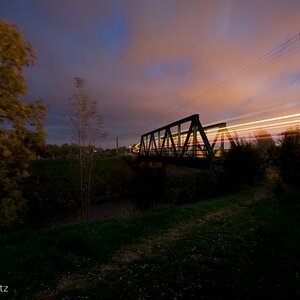 Nachtverkehr auf der Brücke über die Gera

Zeiss Distagon 18 mm f8, 50 s
