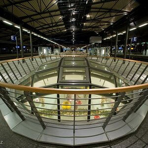 menschenleere Moderne

Lichtfluter auf dem Bahnsteig des Erfurter Hauptbahnhofes

Zeiss Distagon 18 mm f 16, 2,5s
