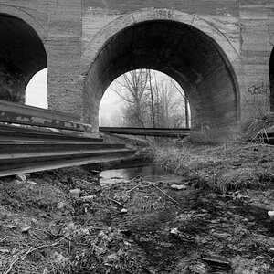 Eisenbahnbrücke über den Linderbach

Zeiss Distagon 18 mm f11 1/125s