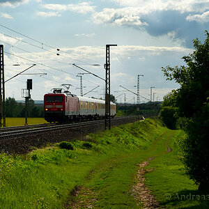 Entlang der Bahnstrecke

Zeiss Distagon 85 mm f5.6 1/1000s, ISO 400, Grauverlaufsfilter