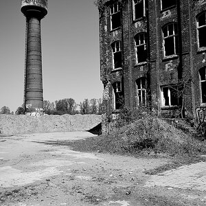 Turm und Gebäude von der anderen Seite