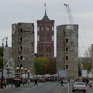 Die letzten Treppenhaustürme des Palast der Republik