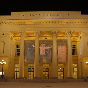 Landestheater Innsbruck  (Pseudo-HDRI)
Freihandaufnahme in der Nacht
("Pseudo-HDRI" aus einzelner RAW-Datei mehrere unterschiedliche Belicht