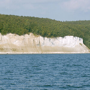 Kreidefelsen auf Rügen

Die Kreidefelsen der Insel Rügen sind einer ständigen Erosion ausgesetzt. Mit jedem Sturm brechen große Stücke aus den Felsen 