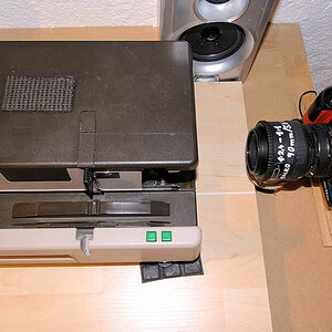 Leitz Pradovit, umgebaut, und Fuji S1 pro mit 90mm Makroobjektiv, auf 40mm MDF-Platte