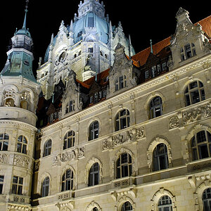 das rathaus bei nacht