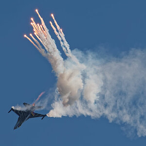 F16 mit Flares