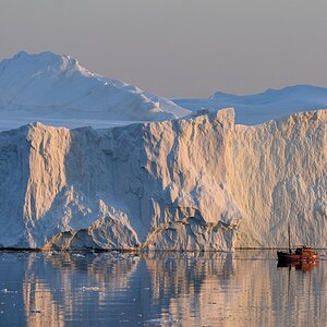 s1293 kleiner Kutter - großer Eisberg
Kangia Isfjord bei Ilulissat
9140