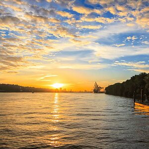 Sonnenaufgang über dem Hamburger Hafen