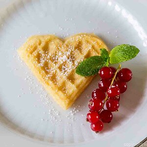 39 Waffelherz mit Johanisbeeren