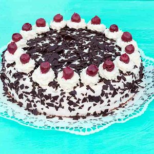 48 Schwarzwaelder kirschtorte holz 2