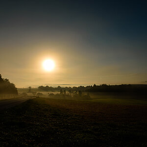 Sonnenaufgang über morgendlichem Nebel