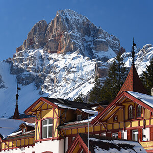 Skihotel in Schluderbach vor dem Berg "Hohe Gais" (3139m)