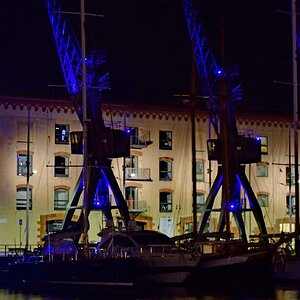 alte Ladekräne im Porto Antico bei Nacht