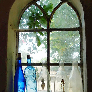 Fenster mit blauen Flaschen col