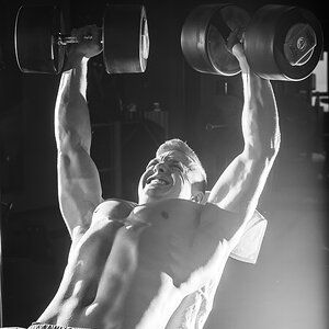 Aus einem Sportshooting mit Jens Koppe. Mindestens genauso oft im Fitnessstudio wie beim Football.

161231_RS-85108