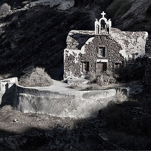 Kapelle in den Felsen oberhalb von Ammoudi bei Sonnenaufgang