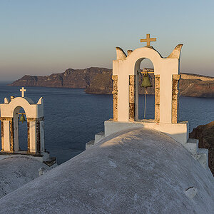 Kapellendächer in Oia bei Sonnenaufgang