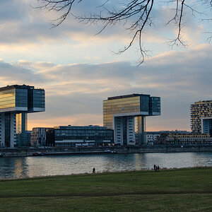 Die Kranhäuser am Rheinauhafen, diesmal etwa eine halbe Stunde vor Sonnenuntergang aufgenommen.