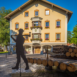 Rathaus von Lenggries mit Floß
