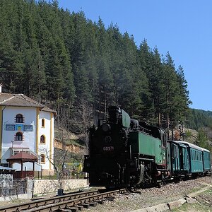 609 76 passiert die Moschee in Tscherna Mesta
auf der Rhodopenbahn (Septemwri - Dobrinischte)

s460 609 76 Moschee 5663