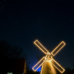 Mühle unter Sternenhimmel