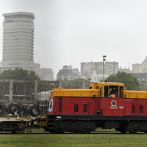 Lok 111 rangiert im Hafen von Buenos Aires

s260 111 8664
