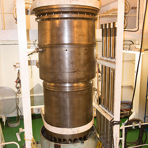 Maschine 1745 Zylinderlaufbuchse die den Kolbenhub von ca. 3,4m ermöglicht, mit den Lüftungsschlitzen
