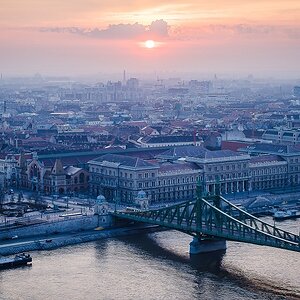 Budapest erwacht

Camera: Nikon D750
Shutter Speed: Exposure bracketing
Aperture: F/11
Focal Length: 58 mm
ISO Speed: 100
Voigtlander Nokton 58mm f/1.
