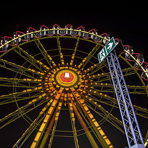 Hamburger Frühlingsdom : Riesenrad mit Notausgang   
D700 & Sigma Mini-Wide II 28 / 2,8   
1/50   Iso 400   f 4   
31.3.2017   20:51 Uhr   
DSC0000000