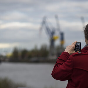 Fotografierte Fotografen   
 Hafen St. Pauli, Blick auf Elbphilharmonie   
 D 700 & Olympus OM Zuiko Auto-Macro 90mm 1:2   
 1/400   Iso 200   f 2