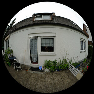 Fisheye-Aufnahme unseres Hauses von der Terrasse aus.
Mit dem selbstgebauten Fisheye-Vorsatz am selbstgebauten  AF DX Nikkor 17mm/3.5G ED bei Blende 1
