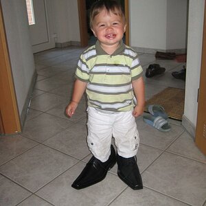 Micah mit Papas neuen Schuhen