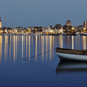 als kleines Vorspiel zur Mondfotografie ergab sich dieses schöne Motiv. Bei uns wird gerade die Hanse-Sail vorbereitet und so lag dieses schöne Boot a