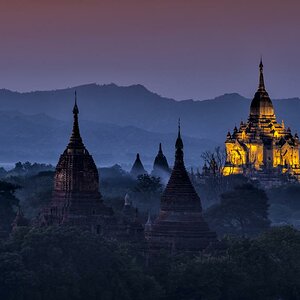 Bagan Wonderland - Blaue Stunde in Bagan, dem Ort mit ca. 2000 Pagoden und Tempeln.