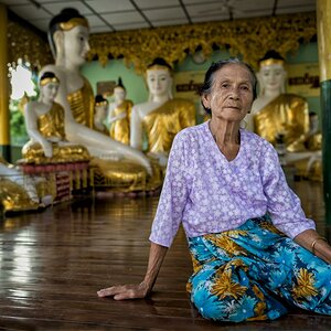 Eine ältere Frau a der Shwedagon Pagode