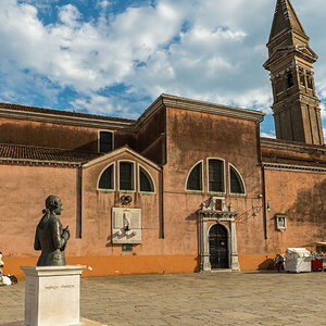 Statue mit Kirche