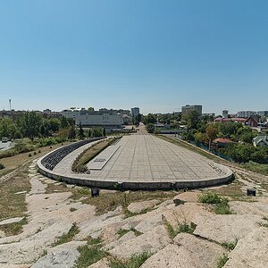 Blick vom Hügel der Siegesstatue auf den Ehrenplatz davor