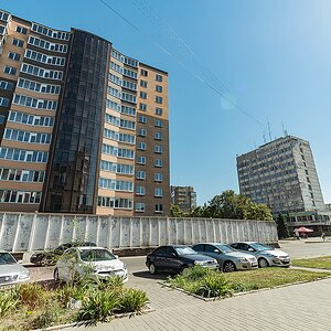 Neues Wohn-Gebäude und altes aus sowjetischen Zeiten direkt beeinander.