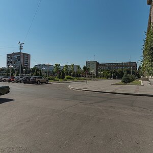 Seitlicher Blick auf den Vorplatz des Parlamentsgebäudes
