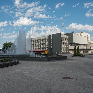Einer der vielen gut besuchten Springbrunnen am Kulturzentrum